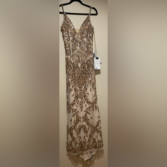 NWT Mac Duggal Style 5107 Plunging Neckline Sequins Gown Dress Gold Nude Size 10 - Picture 5 of 15